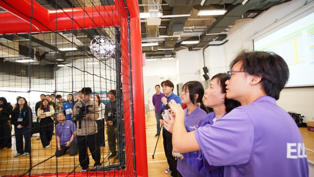 3月14日陳美寶出席由香港無人機運動總會舉辦,首屆粵港澳大灣區無人機足球聯賽,參加者由小學生到中學生,是一堂活生生的STEAM課堂。 3月14日陳美寶出席由香港無人機運動總會舉辦,首屆粵港澳大灣區無人機足球聯賽,參加者由小學生到中學生,是一堂活生生的STEAM課堂。