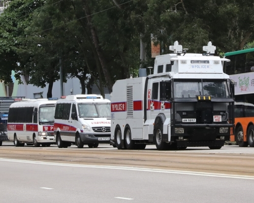 水砲車及銳武裝甲車出現在中央圖書館外。