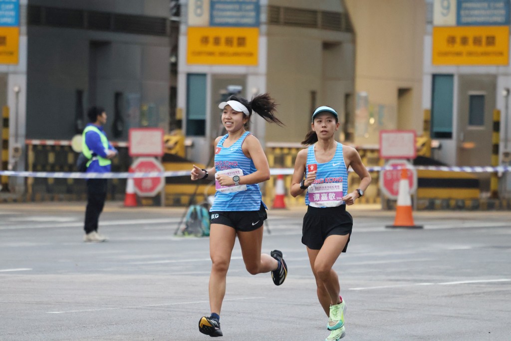 全運會馬拉松測試賽，港將黃美欣（左）及譚嘉敏。 徐嘉華攝