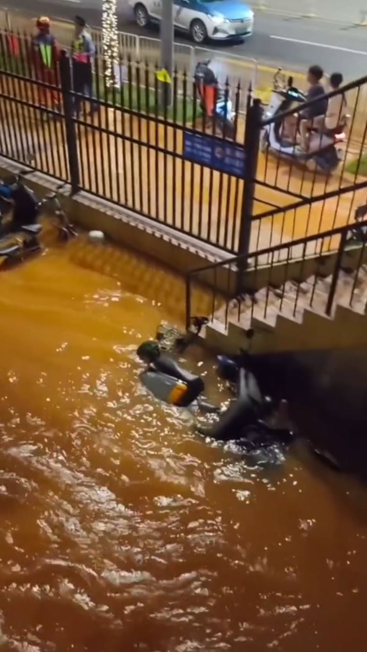 羅湖深夜有屋苑爆水管，多間商舖汽車被淹浸。抖音