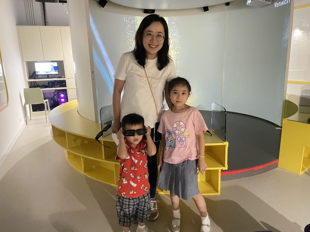 王小姐和7岁女儿及3岁儿子参与开放日，希望了解安基司学校的国际化课程。