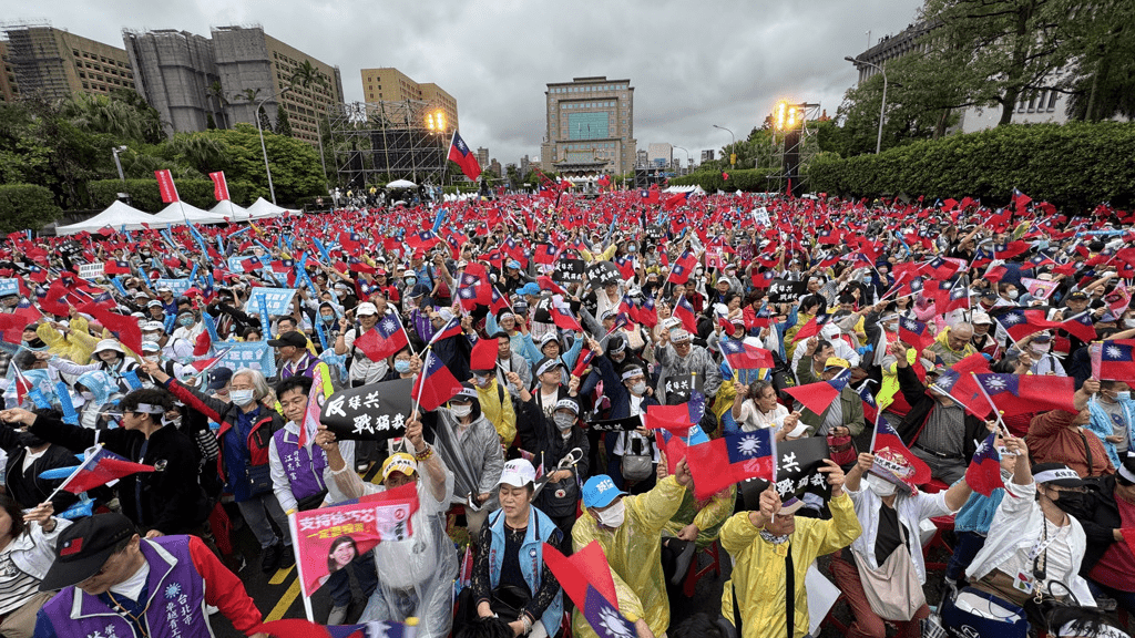 國民黨26日在凱道舉行 「反綠共、戰獨裁,凱道一起站出來!」活動,大批民眾參與。中時 國民黨26日在凱道舉行 「反綠共、戰獨裁,凱道一起站出來!」活動,大批民眾參與。中時