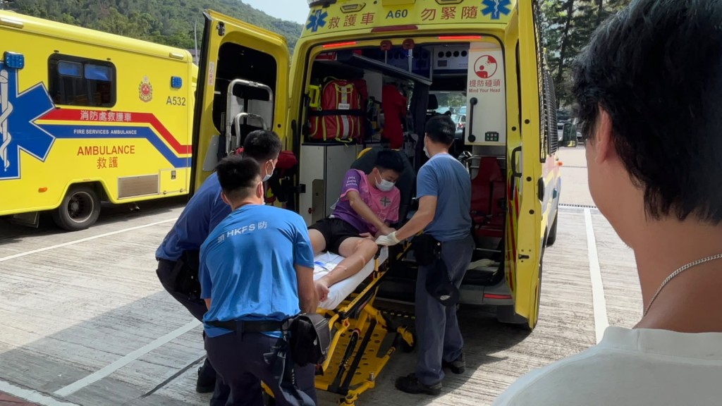 遭蜂螫傷的學生由救護車送院。蔡楚輝攝 遭蜂螫傷的學生由救護車送院。蔡楚輝攝