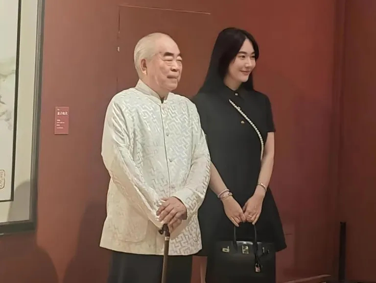 范曾去年4月宣佈迎娶小50歲的嬌妻徐萌，自稱「藝林佳話」。