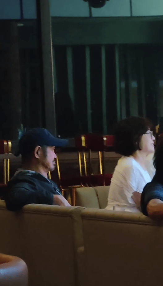 元華與太太Evina在酒吧共度二人世界，靜靜地欣賞現場音樂，享受浪漫時刻。