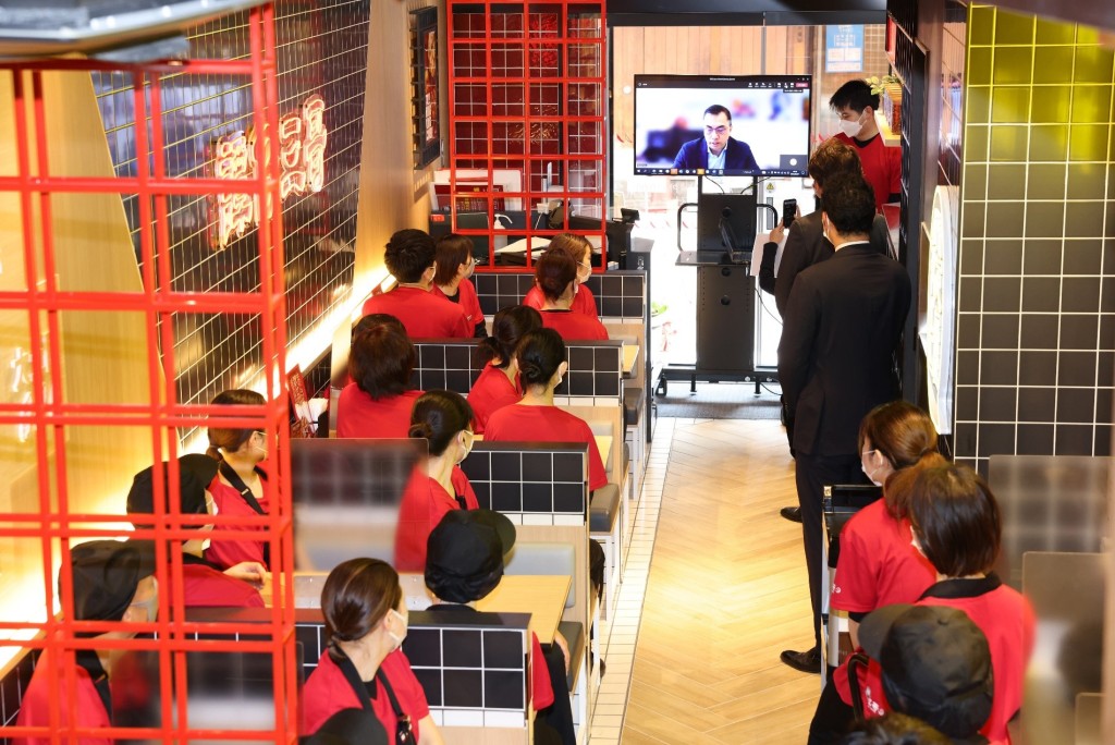 譚仔國際主席劉達民通過視像會議向三哥新宿中央通店員工發表講話。