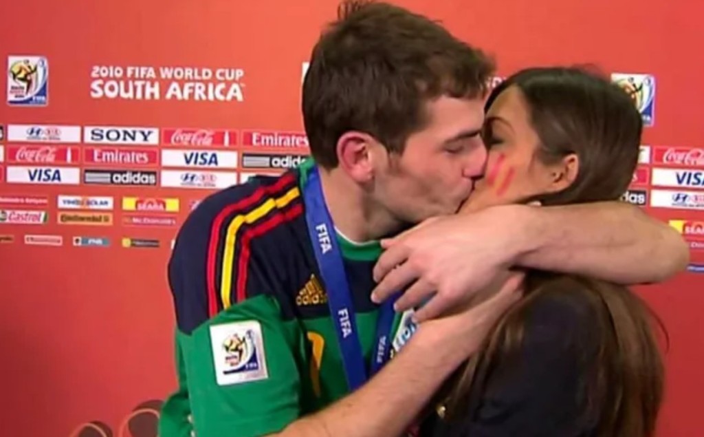 卡斯拿斯于一○年世杯与莎拉的世纪一吻，哄动全球。