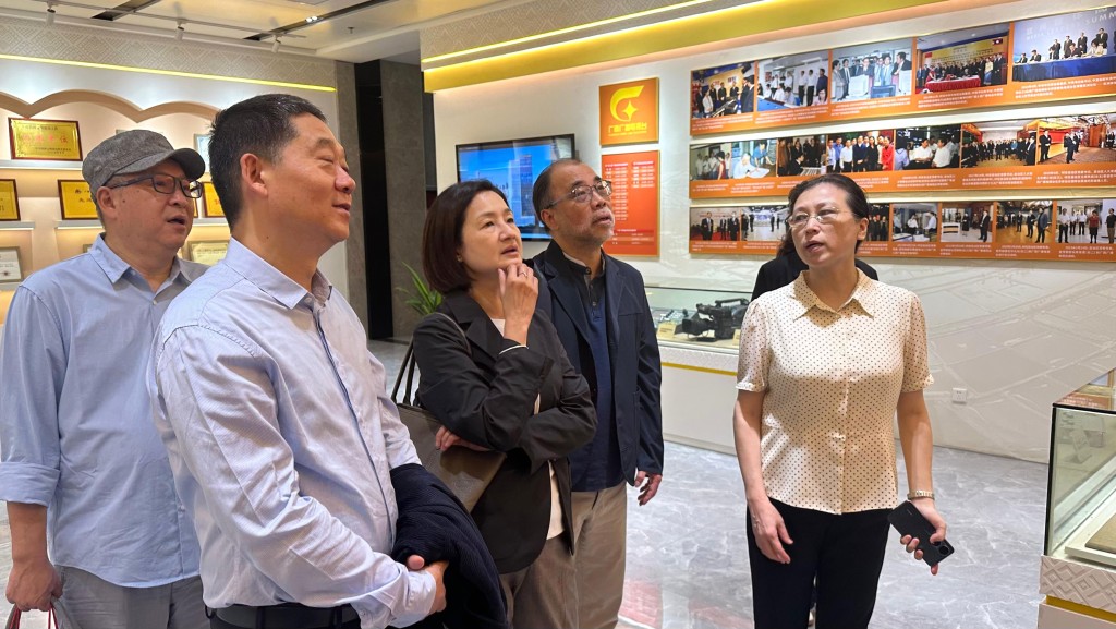 港台代表團參觀廣西台「中國—東盟譯製中心」。該中心將節目翻譯成多種外語，用影視語言向東盟國家講好國家故事。