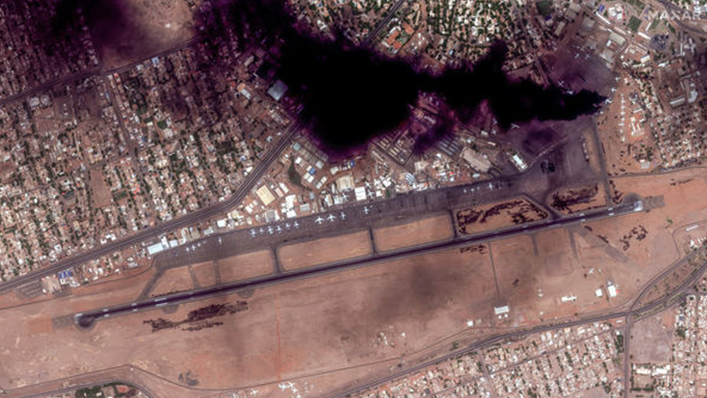 苏丹首都喀土穆国际机场（Khartoum International Airport）16日卫星影像，可见战火下冒出浓烟。路透社