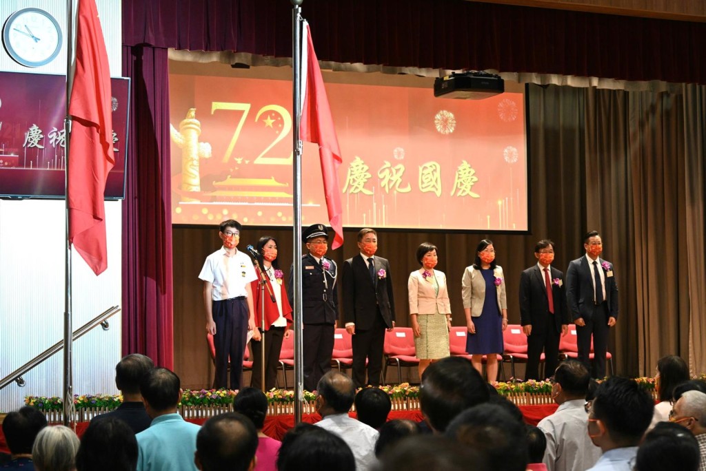 蔡若莲到福建中学（小西湾）出席升旗仪式。