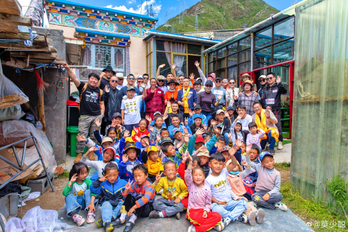 張敏等人陪當地小孩玩耍。