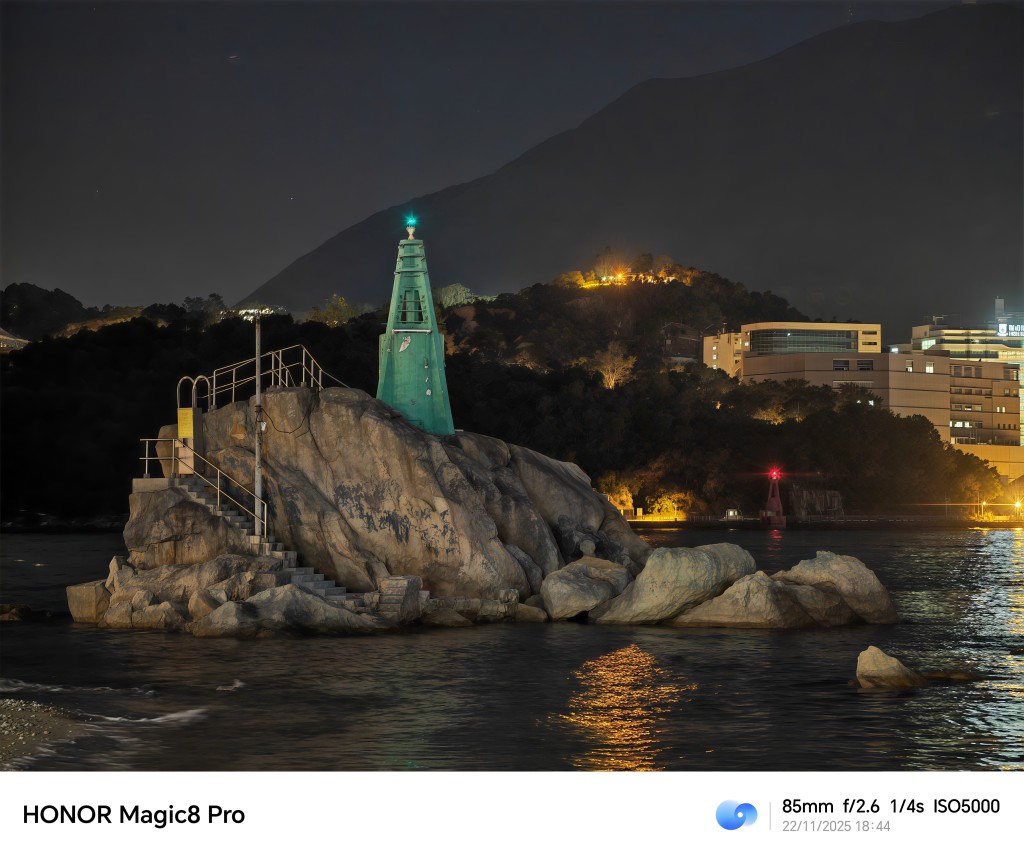 2億像素夜神超穩長焦在AI加持下打破昏暗環境的限制，清楚記錄燈塔及岩石上的紋理。