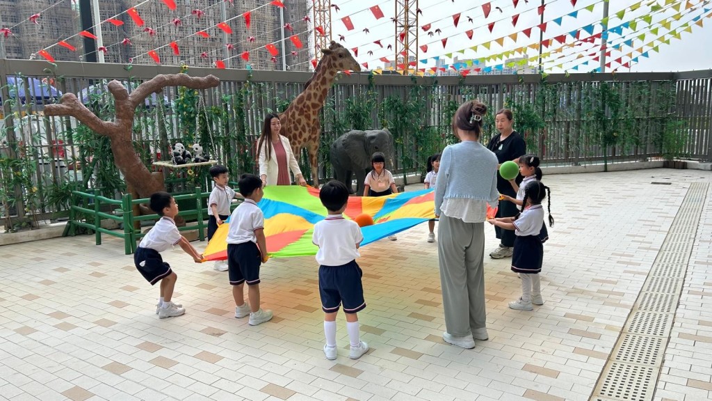 五邑工商總會幼兒園幼稚園(安秀苑)是周校長上任新職後的項目,佔地過萬平方呎,更擁有戶外空間。 五邑工商總會幼兒園幼稚園(安秀苑)是周校長上任新職後的項目,佔地過萬平方呎,更擁有戶外空間。