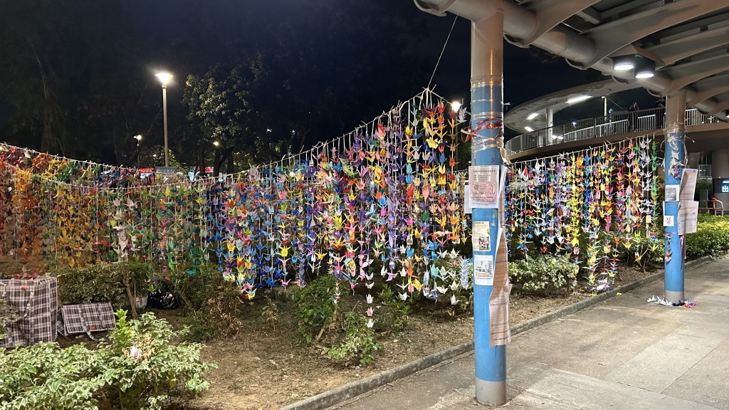 義工早前稱,場內紙鶴與元寶將整合後化寶。 義工早前稱,場內紙鶴與元寶將整合後化寶。