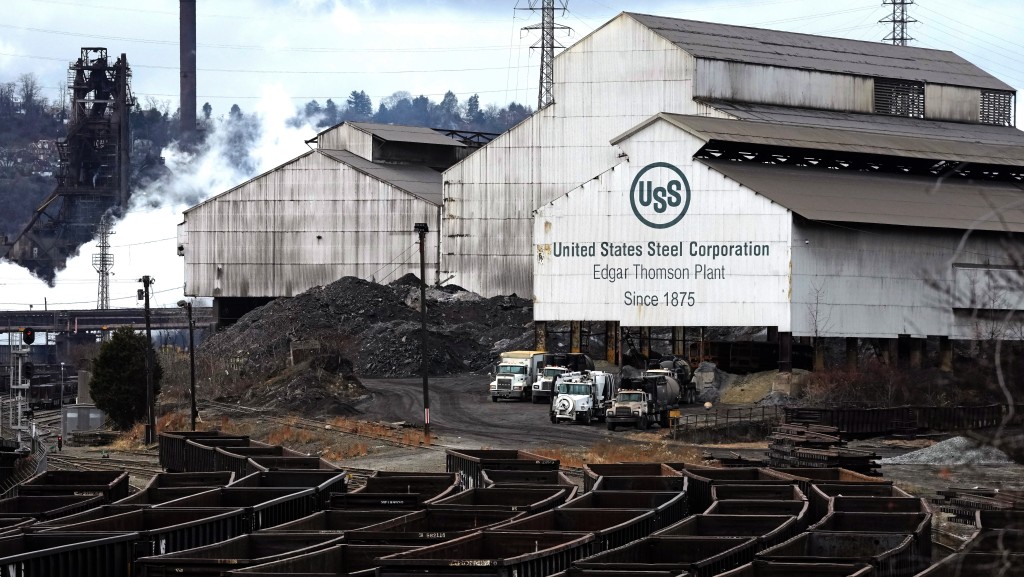 美国钢铁公司位于宾夕法尼亚州布拉多克的埃德加汤姆森工厂。 美联社