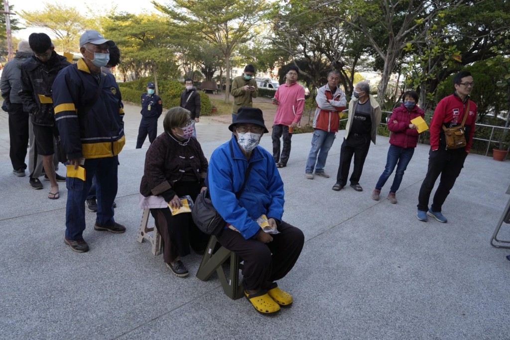 台灣今日大選，大批選民在票站外等待進入投票。美聯社