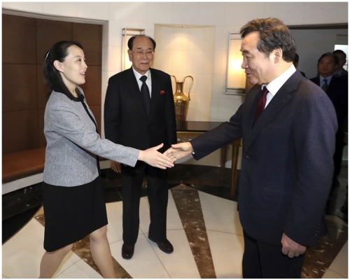 李洛淵（右）和金與正（左）及金永南等人在華克山莊酒店共晉午餐。AP 