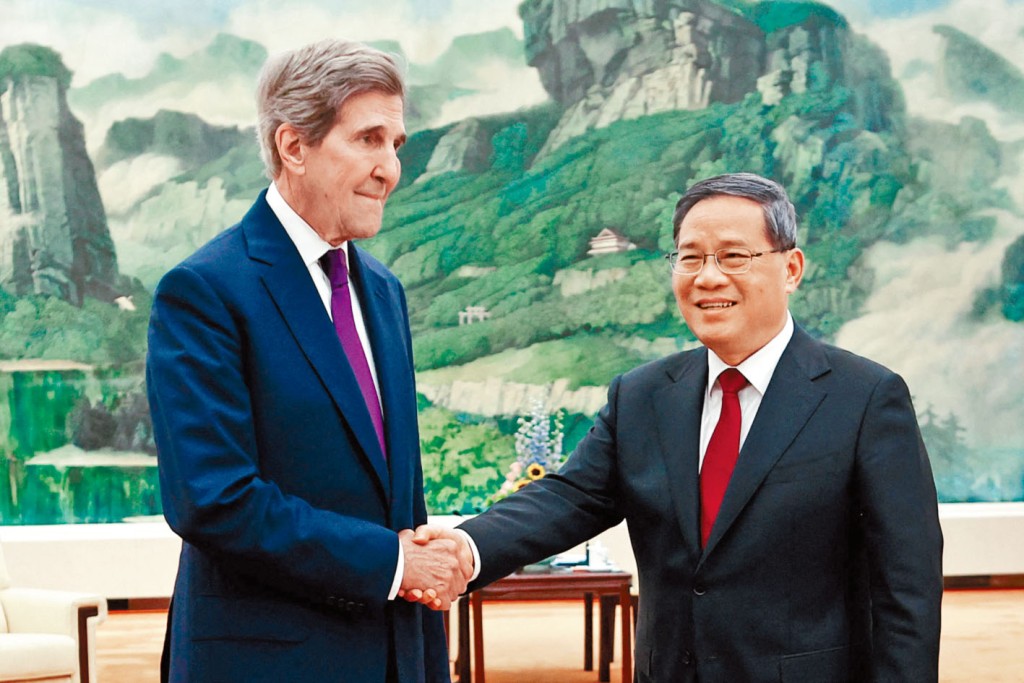 美国气候特使克里（左）7月16至19日访华期间，获总理李强接见。