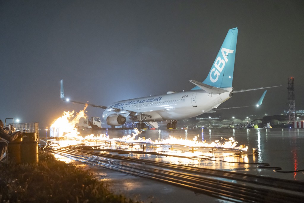 事故模擬客機在減速期間輪胎爆裂，導致偏離跑道，起落架繼而塌下並起火。機管局圖片