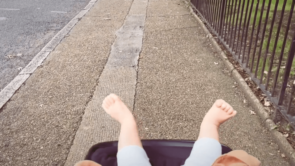 去年8月初梁佩詩生日，也有分享推住BB車的短片，見B仔腳踢踢，似乎好活潑。