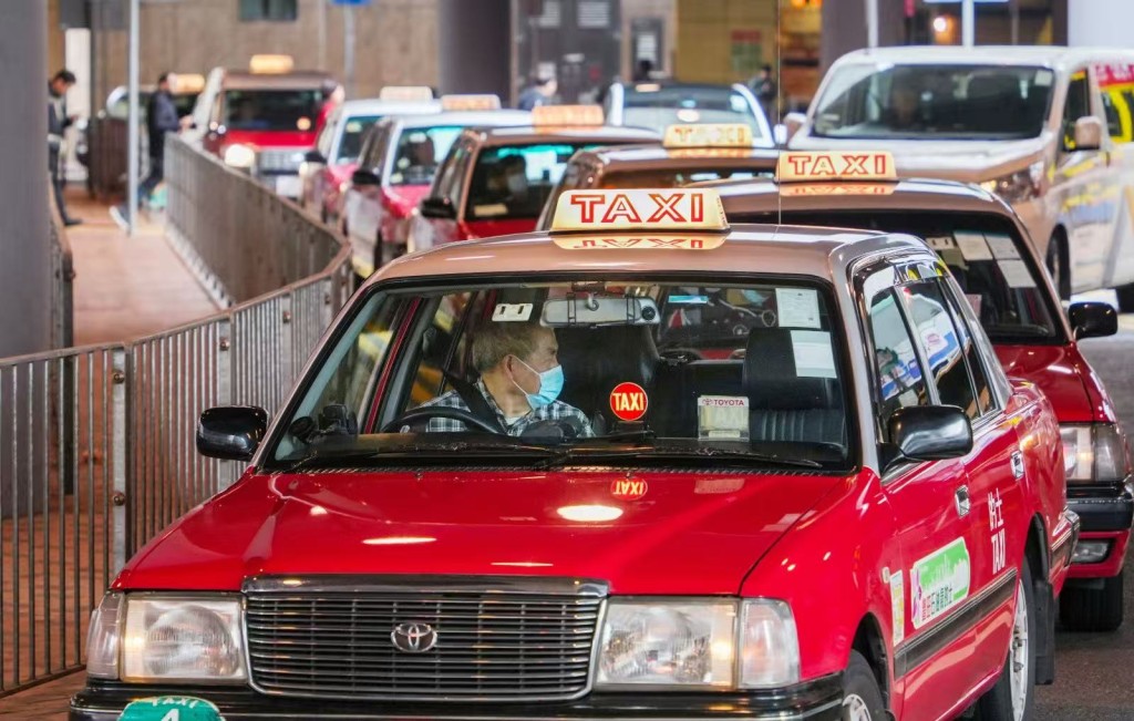 由4月1日起，所有的士必須提供最少兩種電子支付方式，讓乘客用來付車費。