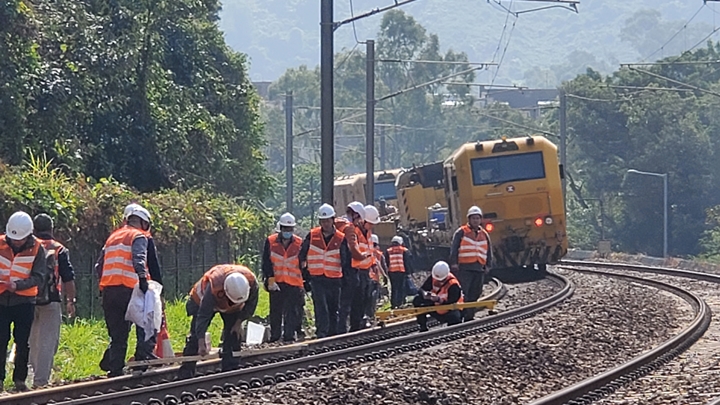 東鐵綫故障｜工程車移離路軌 港鐵服務下午恢復 港府要求一個月內交調查報告