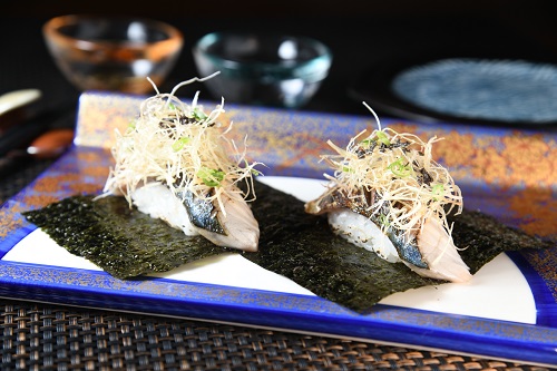 炙燒鯖魚壽司(廚師發辦)脆卜卜的紫菜面依序放上壽司飯、炙燒鯖魚、炸大葱絲，層次分明。