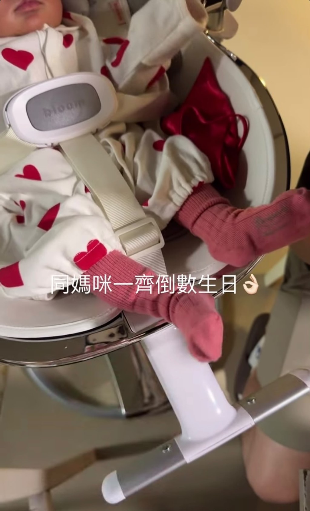 正在坐月中的Shirley昨晚急不及待在IG限時動態,率先洩露愛兒半邊身的萌照。 正在坐月中的Shirley昨晚急不及待在IG限時動態,率先洩露愛兒半邊身的萌照。