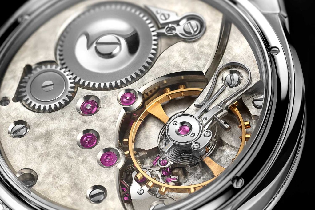 反轉腕錶可看到經碳化處理的機芯夾板所呈現的獨特紋理，屬於令人回味的設計。