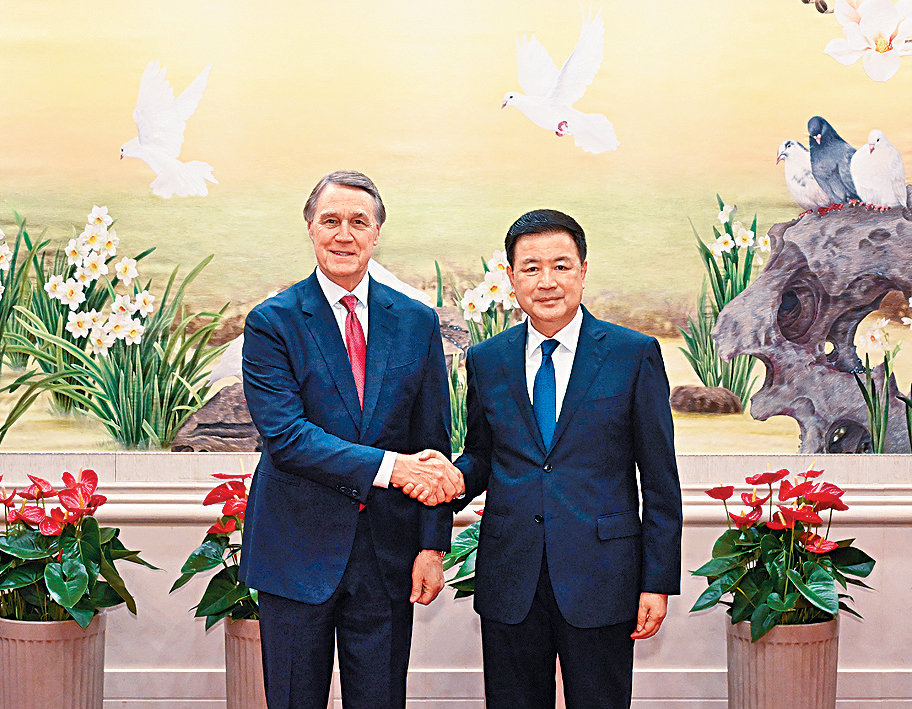 王小洪會見美國駐華大使龐德偉。