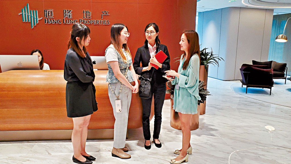 三位香港優秀學員之一的康惠榆（左），表示感謝導師潘舜雅女士（右）的關心和指導，並且很高興彼此建立了亦師亦友的關係。