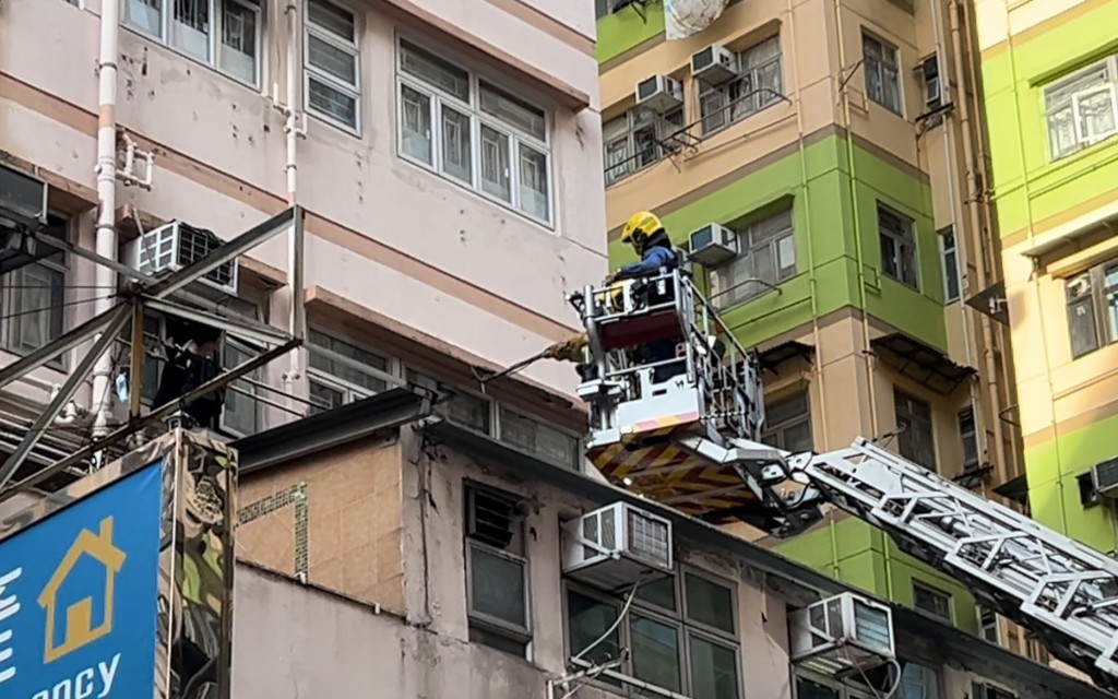 消防升起雲梯清理石屎。林思明攝