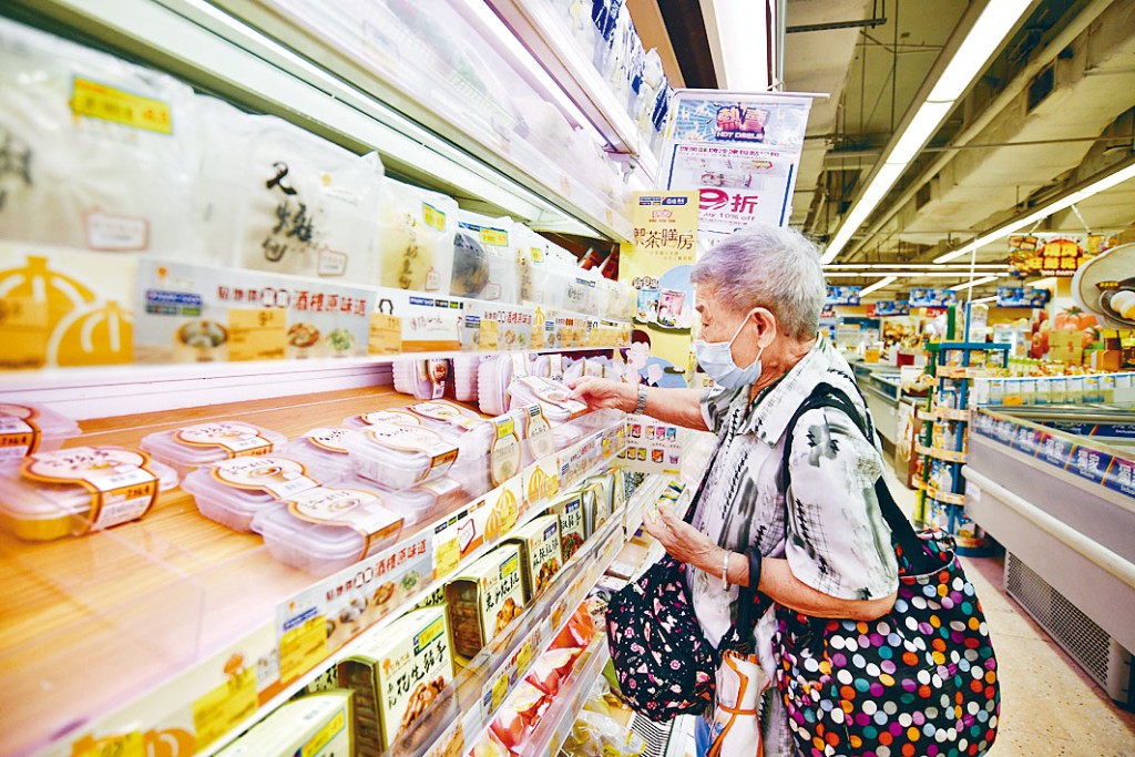 颱風「小犬」逐漸靠近本港，超市貨架上貨源充足。