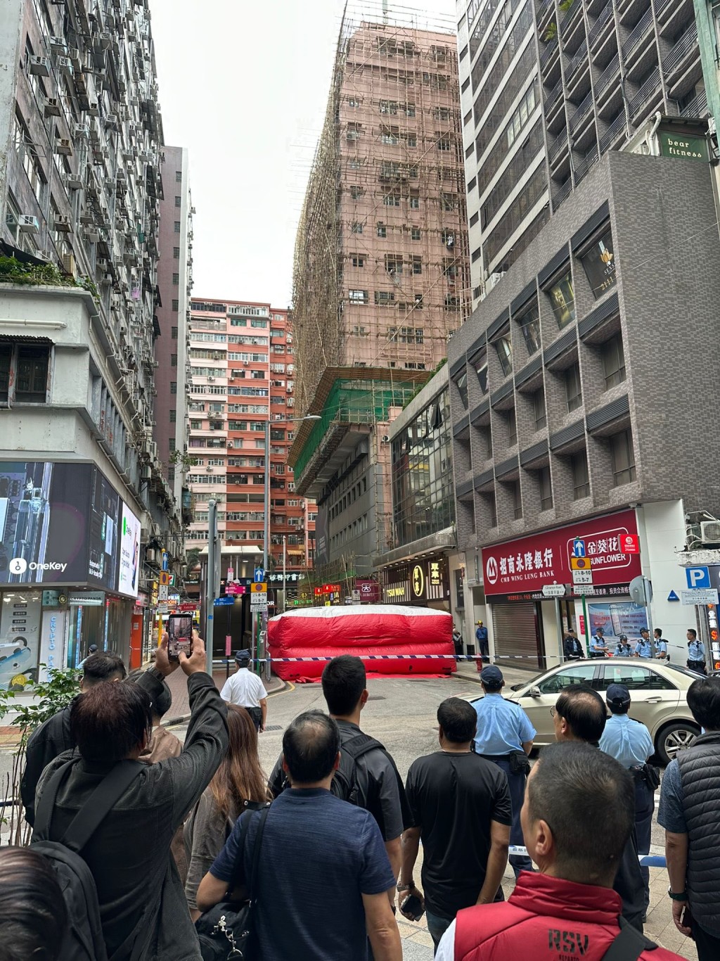 消防接報趕至開氣墊戒備。FB:Bosco Chu@馬路的事 (即時交通資訊台) 消防接報趕至開氣墊戒備。FB:Bosco Chu@馬路的事 (即時交通資訊台)