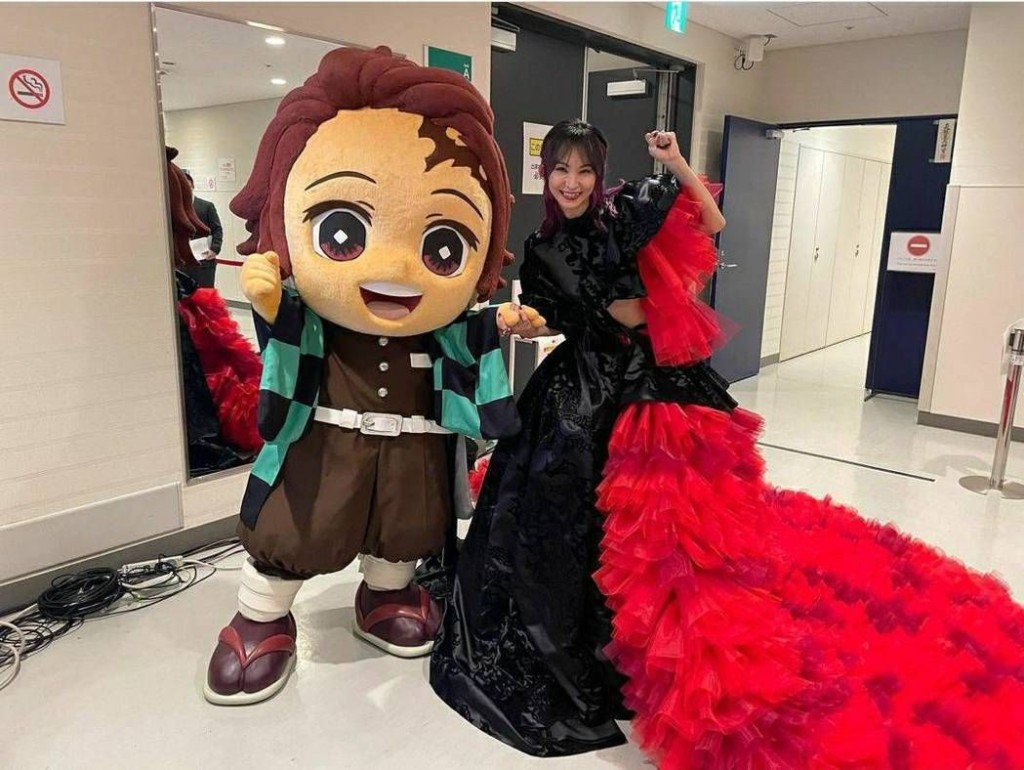 《鬼滅》歌姬LiSA與動漫主角炭治郎合照。