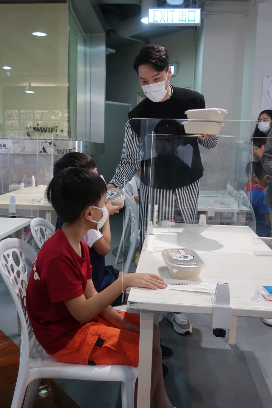 派飯給小朋友。