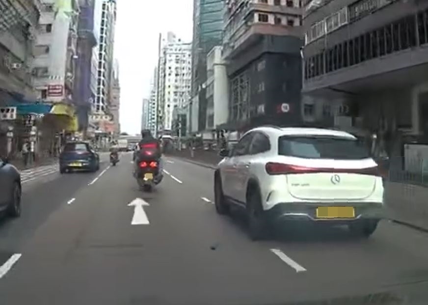 電單車沿亞皆老街中線往大角咀方向行駛。fb香港突發事故報料區影片截圖