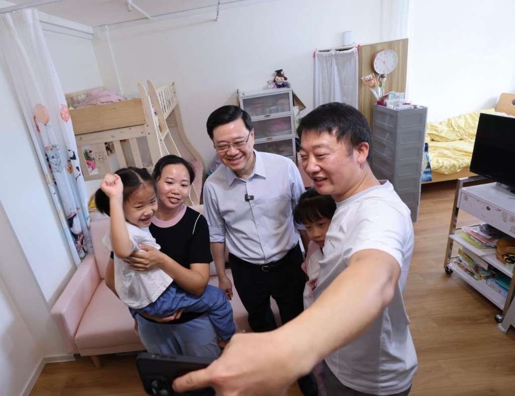 李家超(右二)落區訪彩興路簡約公屋。李家超FB圖片 李家超(右二)落區訪彩興路簡約公屋。李家超FB圖片