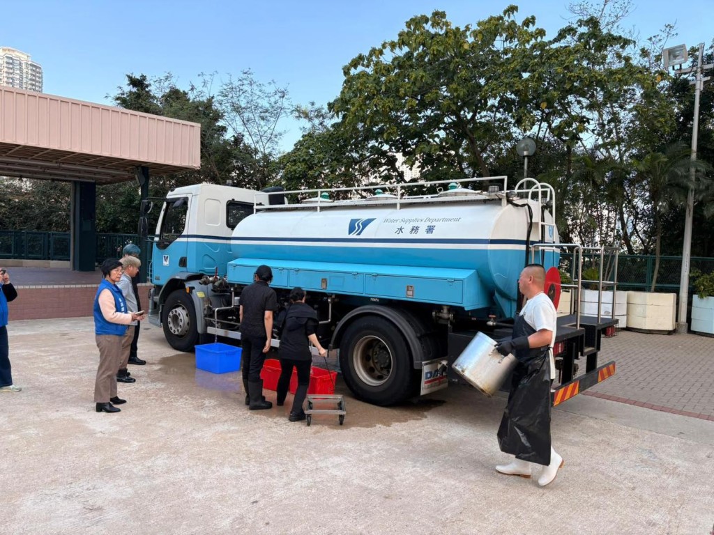 水務署安排水車供居民應急取水。FB:房委會 水務署安排水車供居民應急取水。FB:房委會