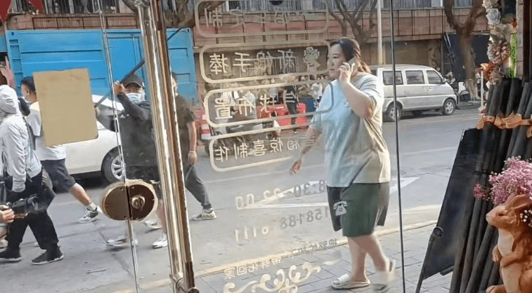 2022年，外界关注贾玲「又胖了」，当时的街拍照片正是在拍摄《热辣滚烫》。