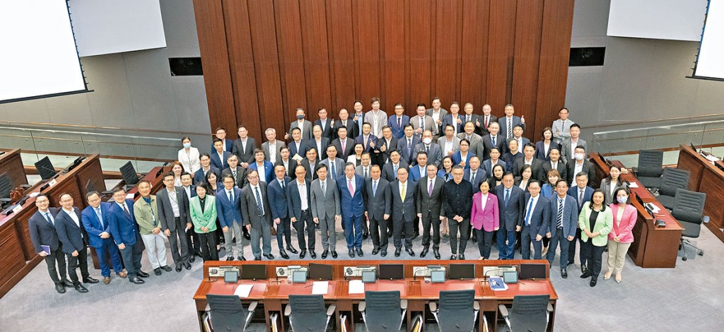 外交部駐港特派員公署特派員劉光源昨日到立法會主持講座，並與議員大合照。