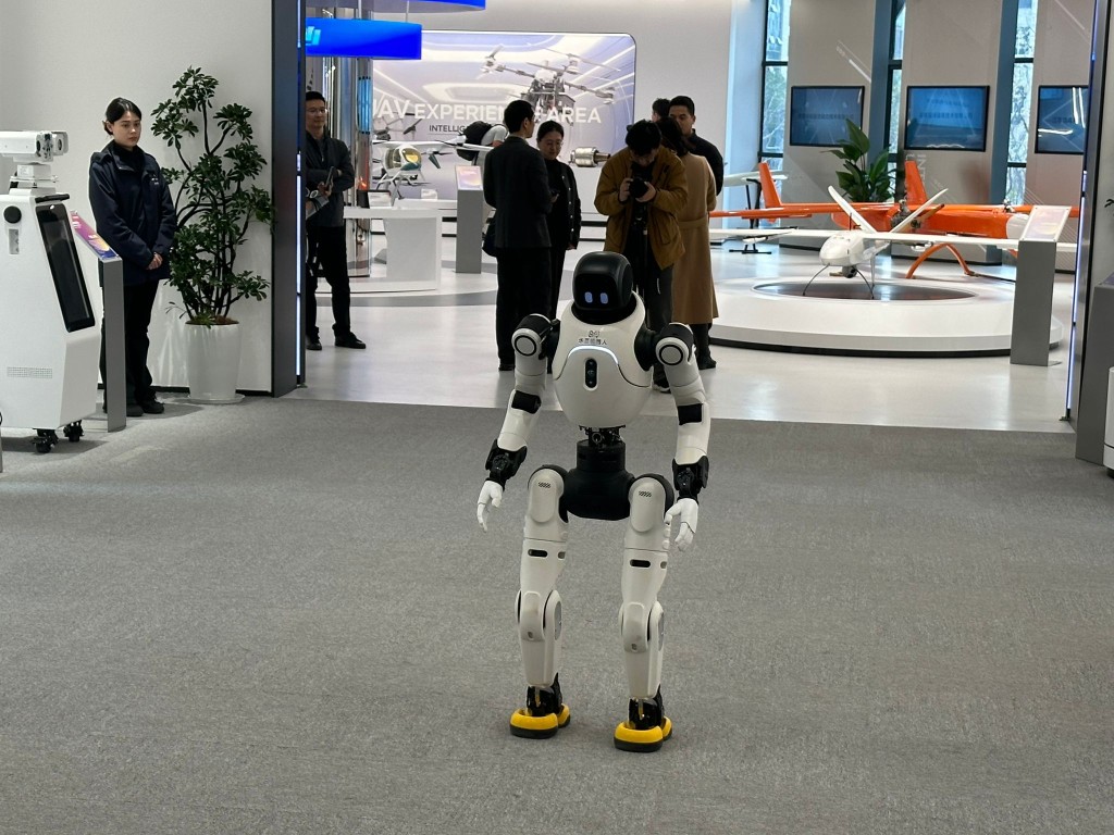 香港媒體江蘇參訪團昨展開首天行程，到訪AI•鏡界—南京人工智能生態街區。