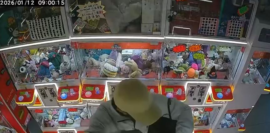 男子在旺角好景商業中心一間夾公仔店舖偷公仔。網片截圖