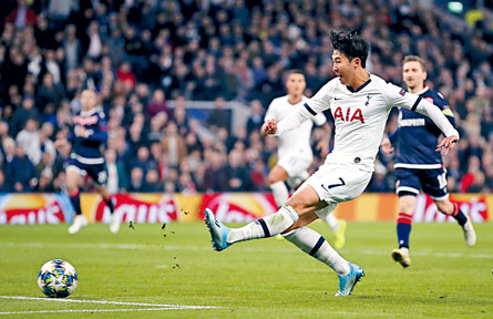 孫興民（前）梅開二度看齊南韓名宿車範根的歐洲賽入球紀錄。