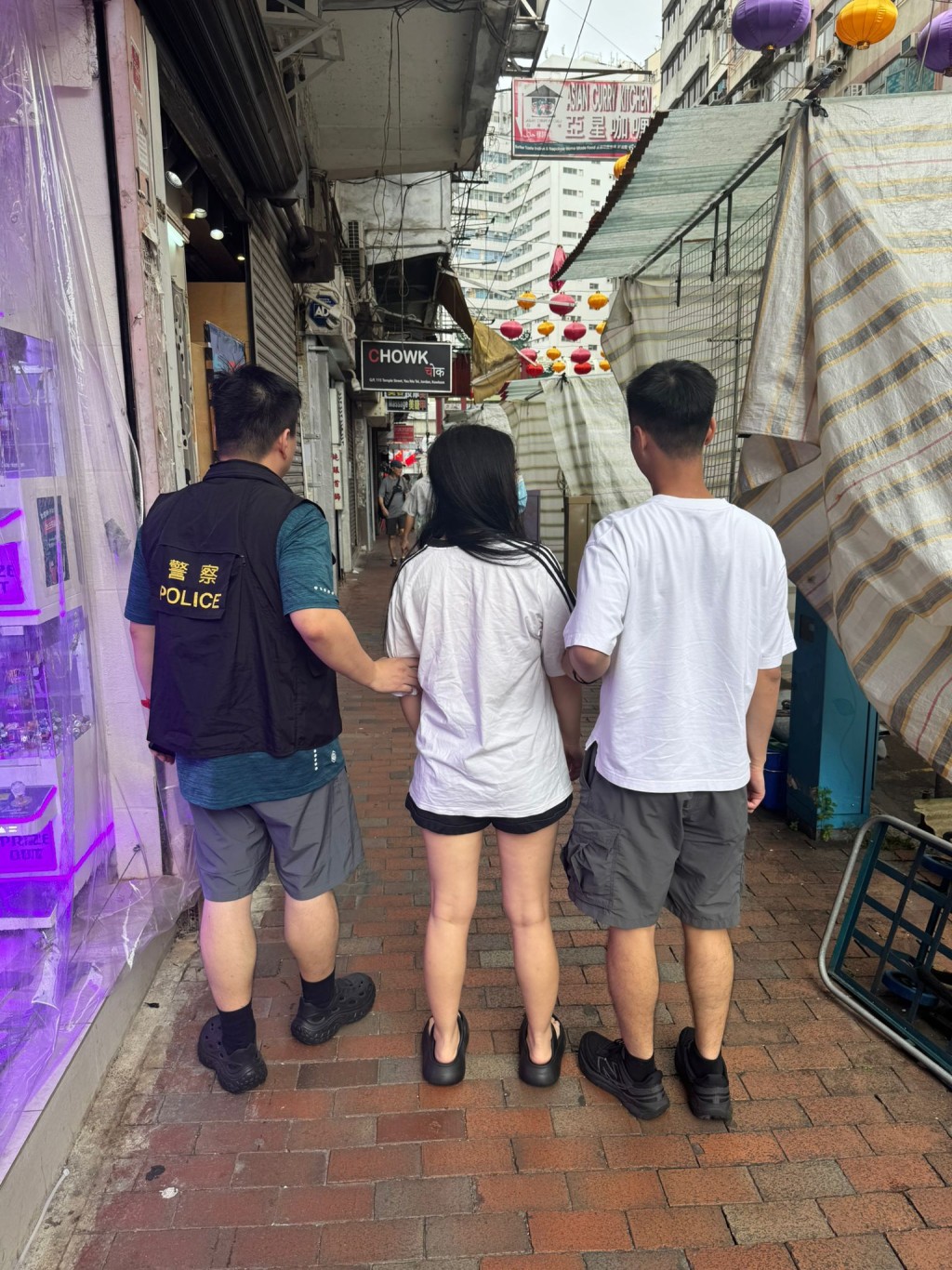 行動中，警方拘捕3名內地女子，又截查多名人士，以打擊流鶯問題。警方圖片