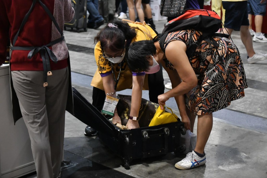 有市民帶同行李篋入場血拼。