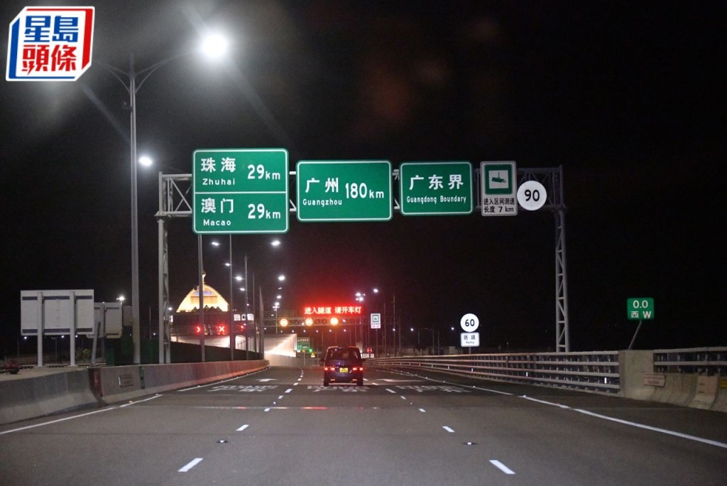 港珠澳大橋上，可通往珠海、廣州、澳門。陳極彰攝