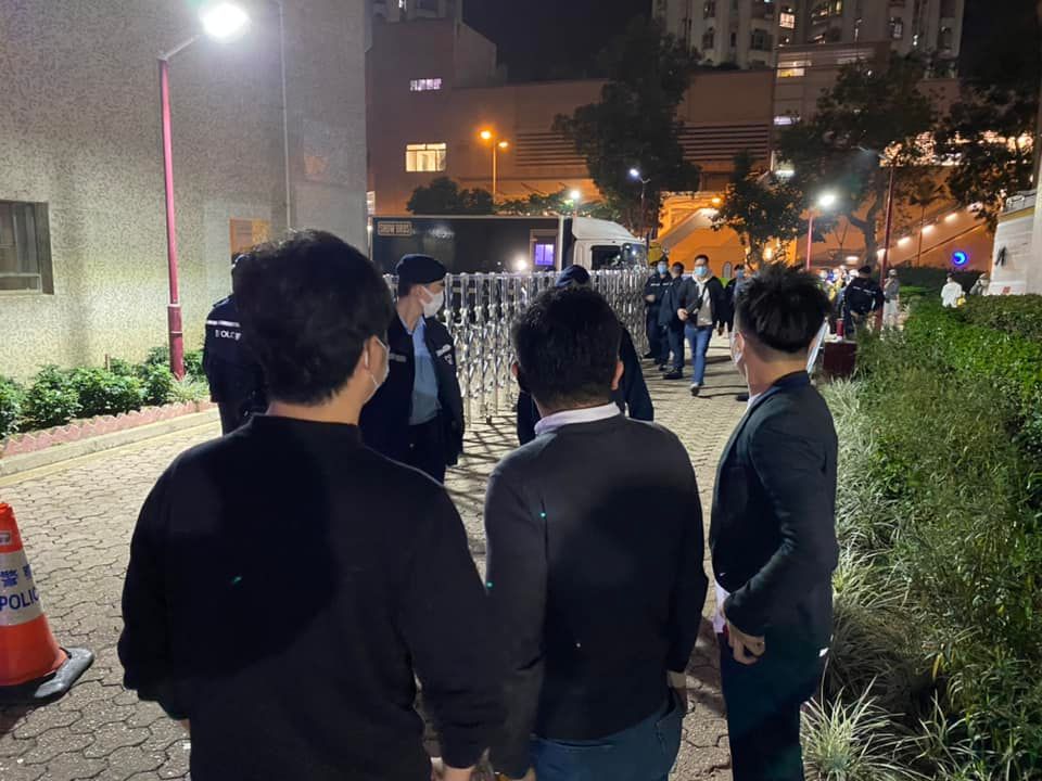 屯門兆禧苑安禧閣住客初步確診,大廈圍封強檢。區議員黃虹銘圖片