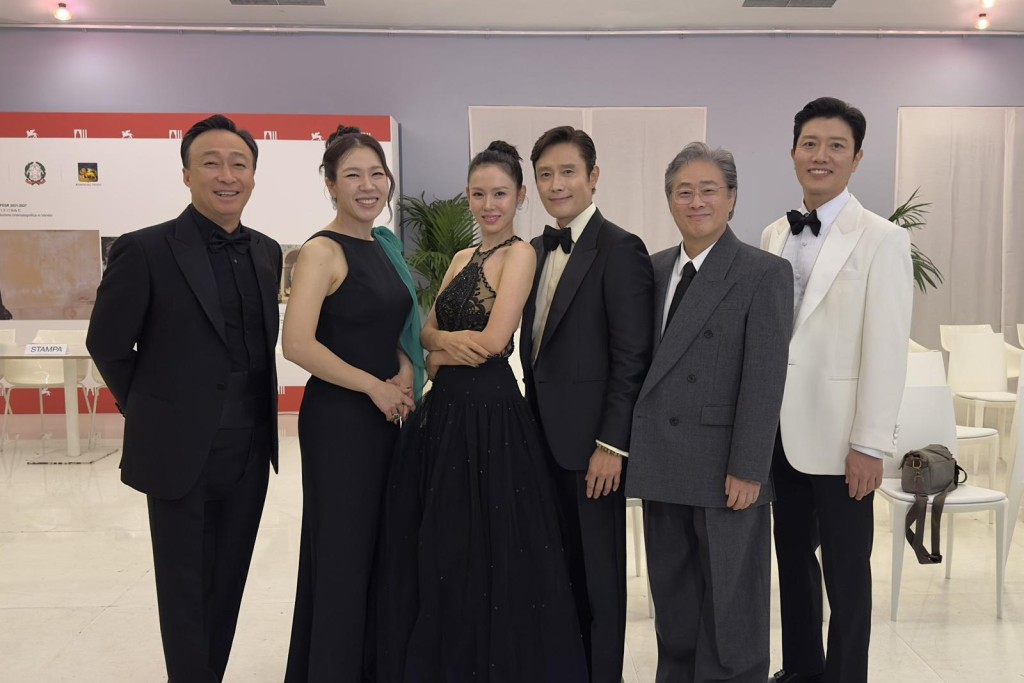 (左起)李星民、廉惠蘭、孫藝珍、李秉憲、朴贊郁及朴喜洵齊亮相威尼斯宣傳《選擇有罪》。 (左起)李星民、廉惠蘭、孫藝珍、李秉憲、朴贊郁及朴喜洵齊亮相威尼斯宣傳《選擇有罪》。