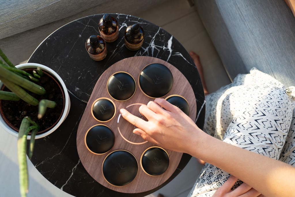 ELEEELS S1热石按摩套装包括1部主机,8个人手打磨玄武岩热石,和1支芳疗按摩油。 (建议零售价$2,299) ELEEELS S1热石按摩套装包括1部主机,8个人手打磨玄武岩热石,和1支芳疗按摩油。 (建议零售价$2,299)